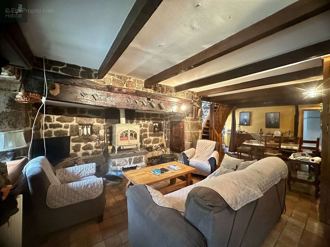 Maison à MEZILHAC