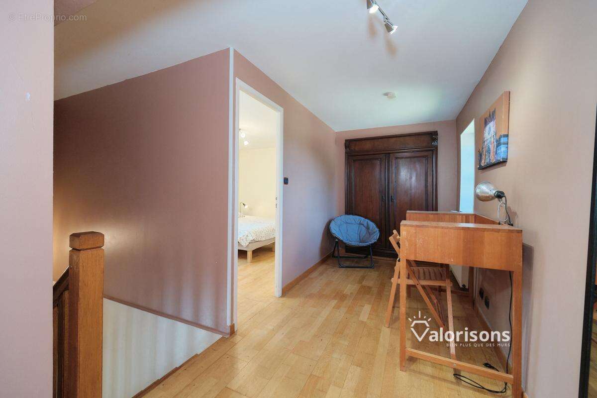 Maison 100 m² à Jons  - photo 12