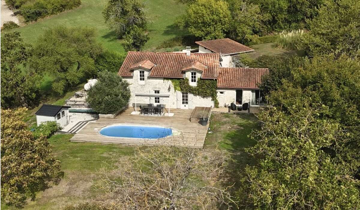 Maison à SAINT-LAURENT-DES-COMBES