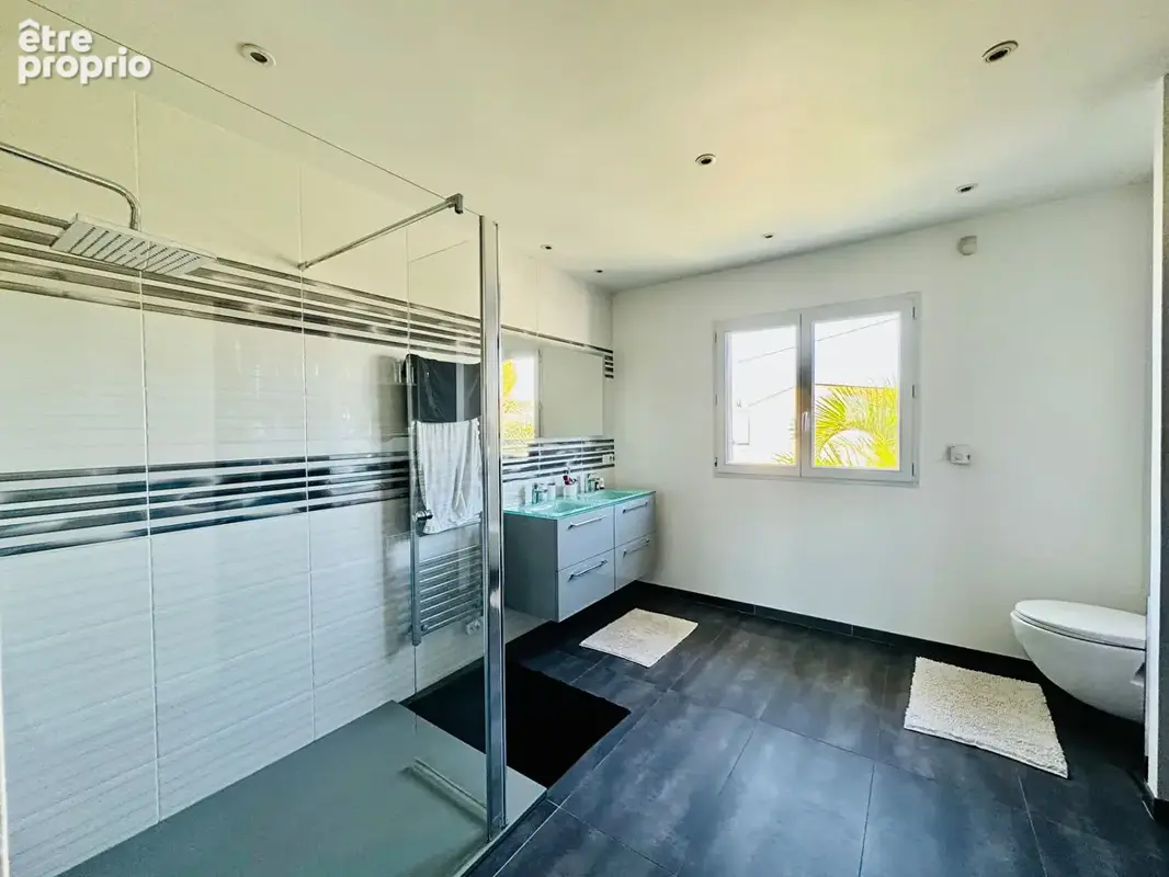 Villa d'architecte 180 m2 avec piscine intérieure chauffée et salle de cinéma - photo 10
