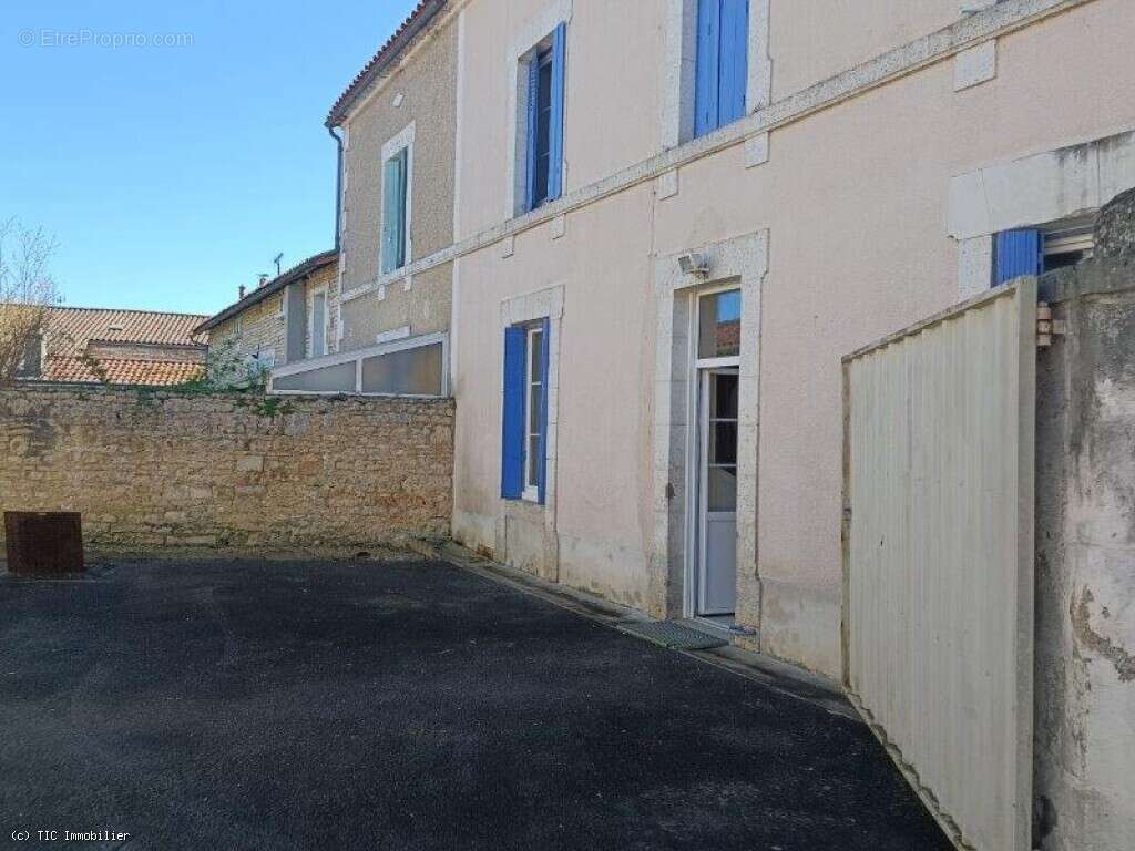 Maison à AUNAC