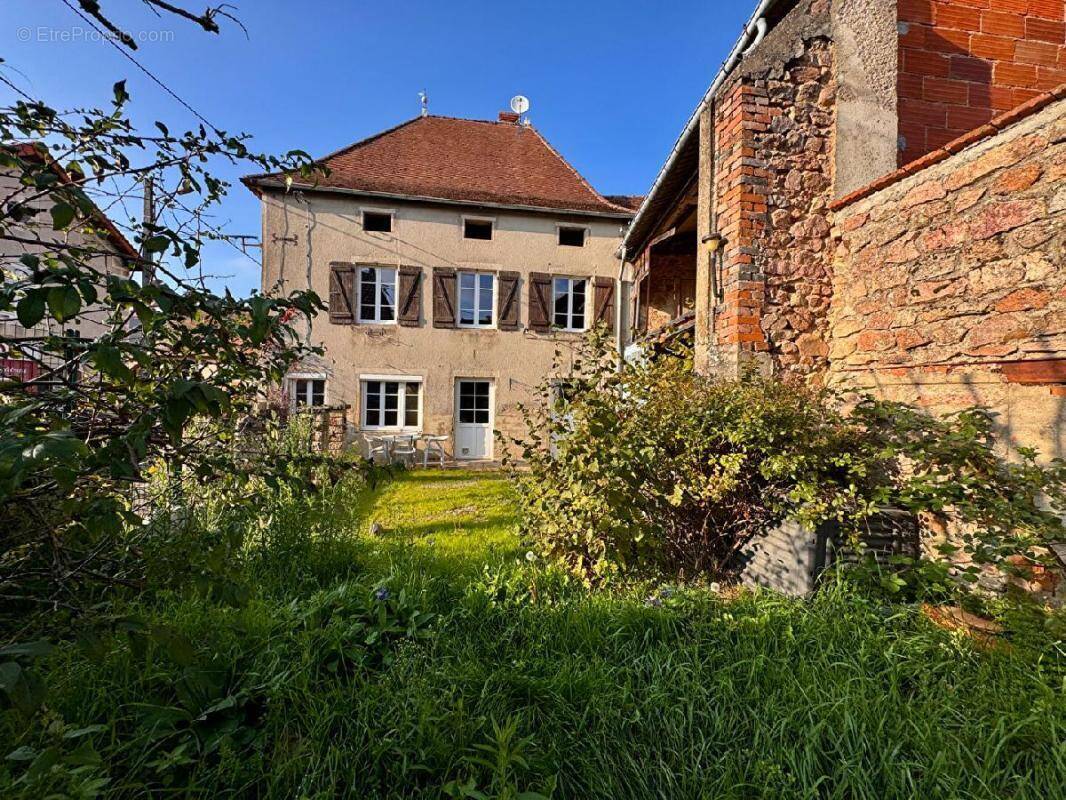 Maison à MONTMELARD