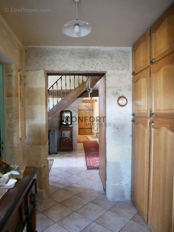 Authentique maison de caractère avec dépendances, cour en pierre et vue sur les vignobles de Saint-Émilion - photo 11