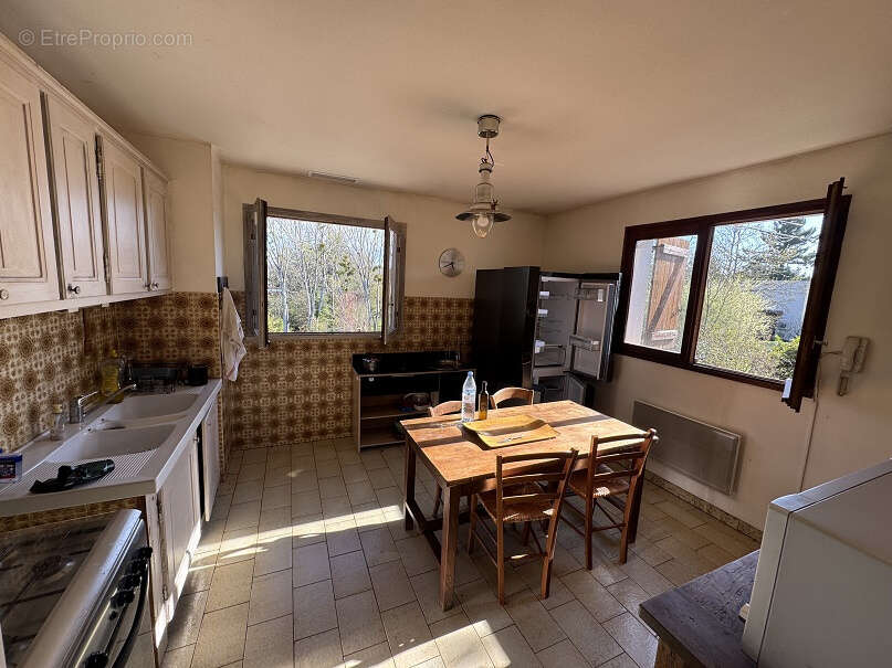 Opportunité rare à Saint Jean. Grande maison familiale de plus de 220 m2 habitable avec un demi sous-sol sur u - photo 4