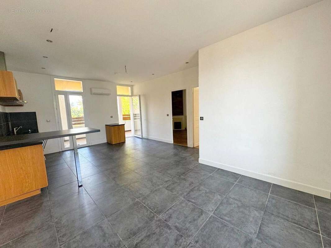 La Seyne haut de villa + parking - photo 3