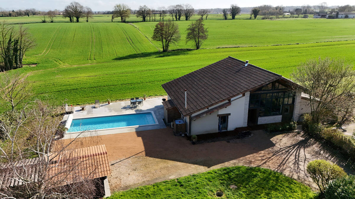 Maison à SAINT-JULIEN-SUR-VEYLE