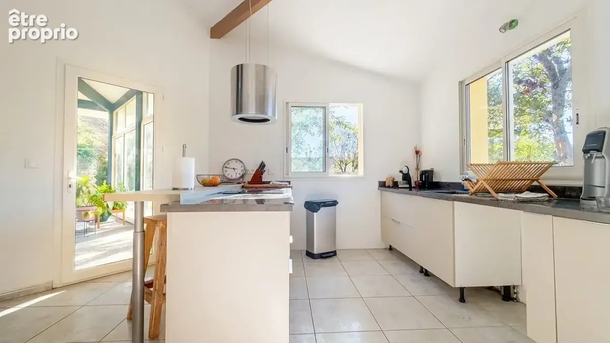 Maison T6 de 175 m² avec piscine plein sud, pool house et jacuzzi sur un terrain de 3 500 m² - photo 7