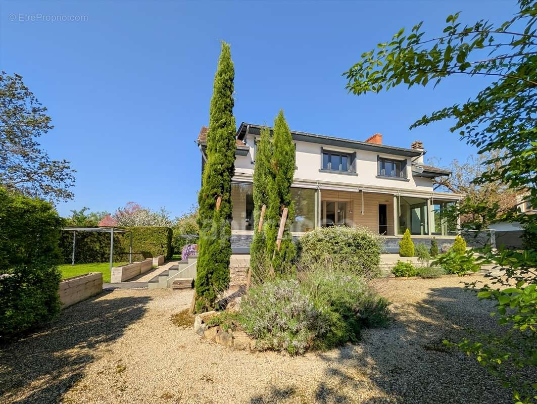 A vendre à 5 mn de Chalon-Sur-Saône (71) cette villa authentique de 189 m² 7 pièces 5 chambres 1 bureau et terrain de 2310 m² - photo 19