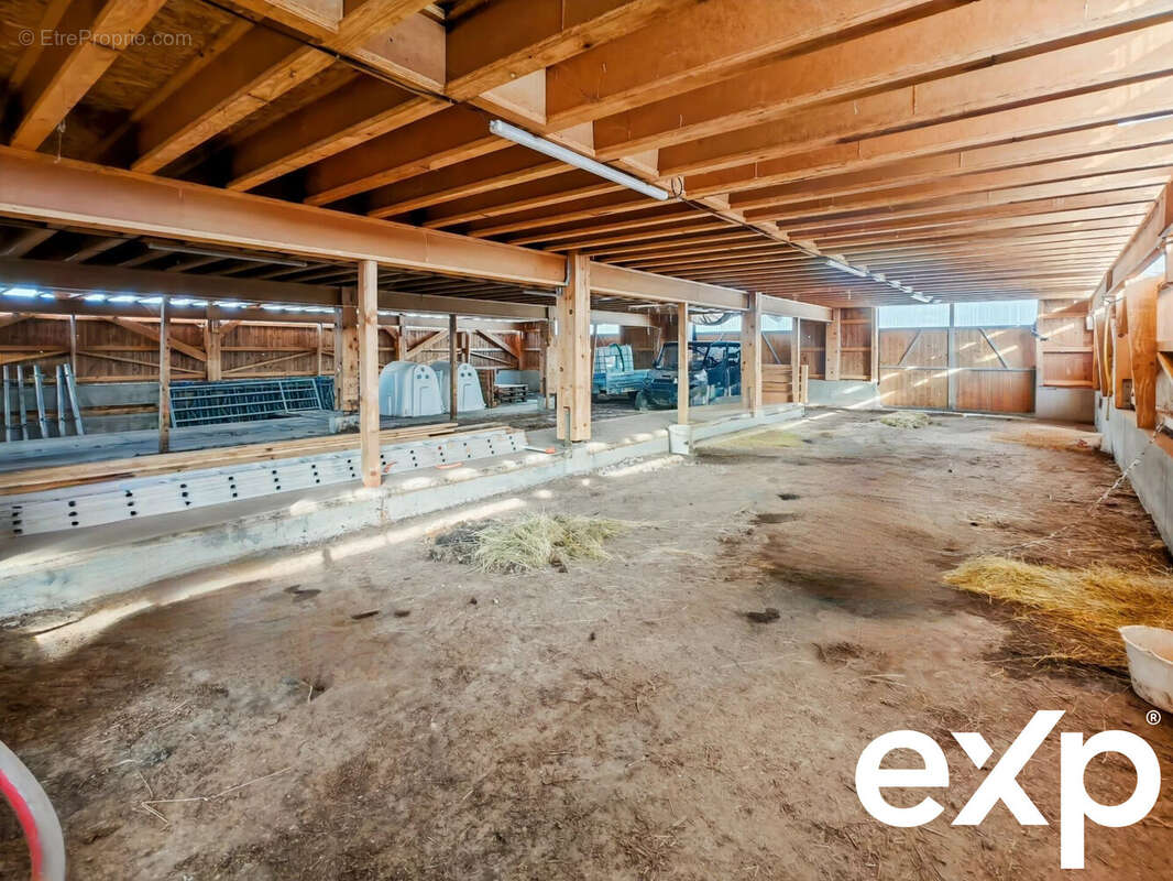 Commerce à LA RIVIERE-ENVERSE