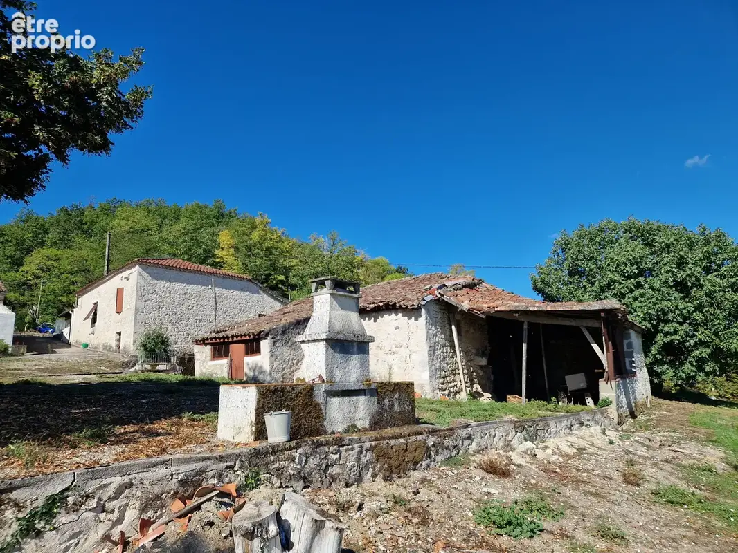 Sur les hauteurs d'Hautefage, vue MAGNIFIQUE. Ensemble immobilier Maison-Grange-Longère en pierre à rénover. - photo 25
