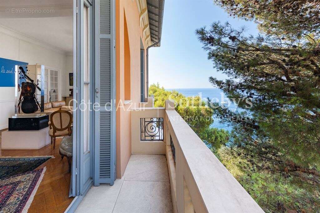 Cap de Nice, villa pieds dans l'eau de 229 m² avec accès direct à la mer et deux garages - photo 9