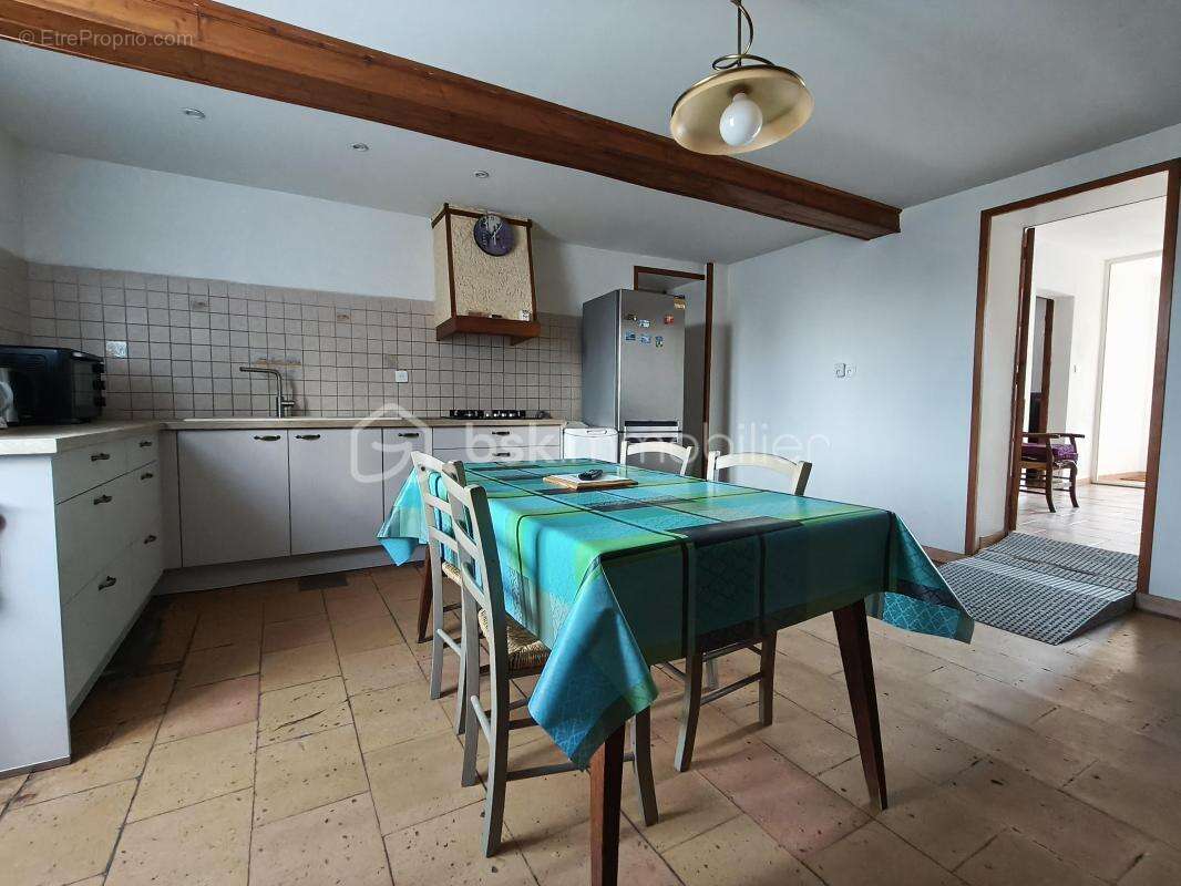 Maison trois chambres,  avec dépendances et terrain - photo 2
