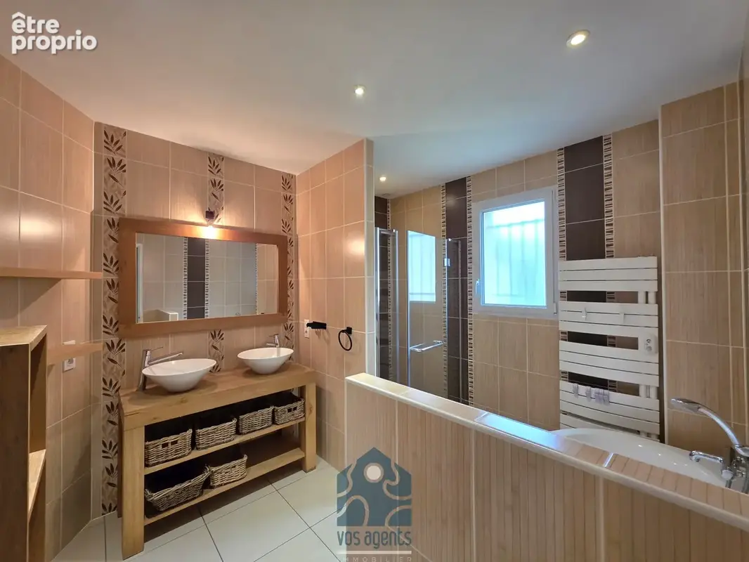 Maison T5 avec piscine, double garage, terrasse couverte, pergola et dépendances - photo 10