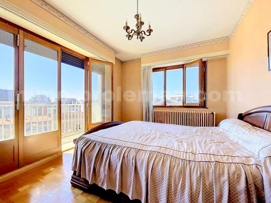 Appartement_T4_Annemasse_transformé_en_T3_Proche_Genève_Ceva_tram_Suisse_investissement_hyper_centre_Séjour_entrée_cuisine_balcon_chambre_1_ - Appartement à ANNEMASSE