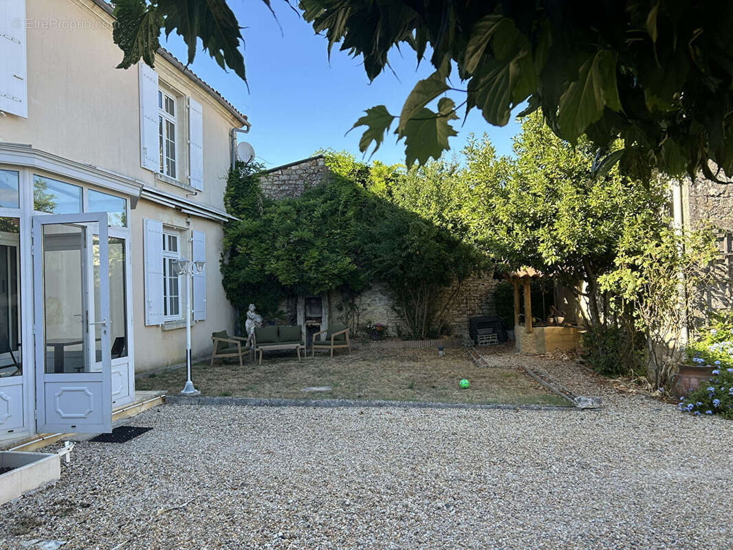 Maison de Maître du XIXe siècle au coeur de village avec piscine et dépendances - photo 10