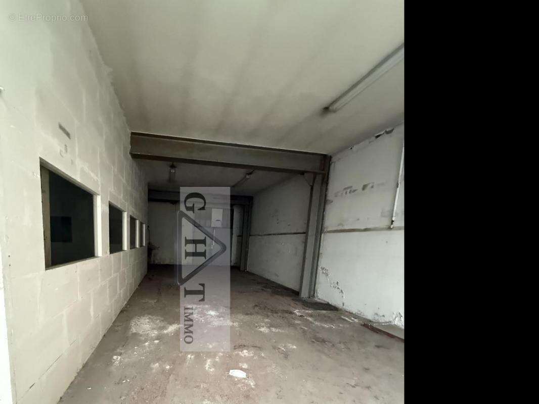Local d'activités de 2190m2 a vendre SAINT DENIS - photo 6
