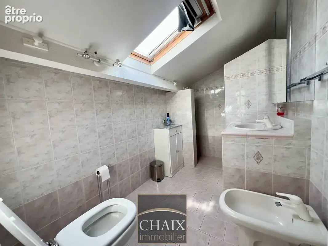 83640 SAINT ZACHARIE - Villa type 6 avce piscine vue collines - photo 17