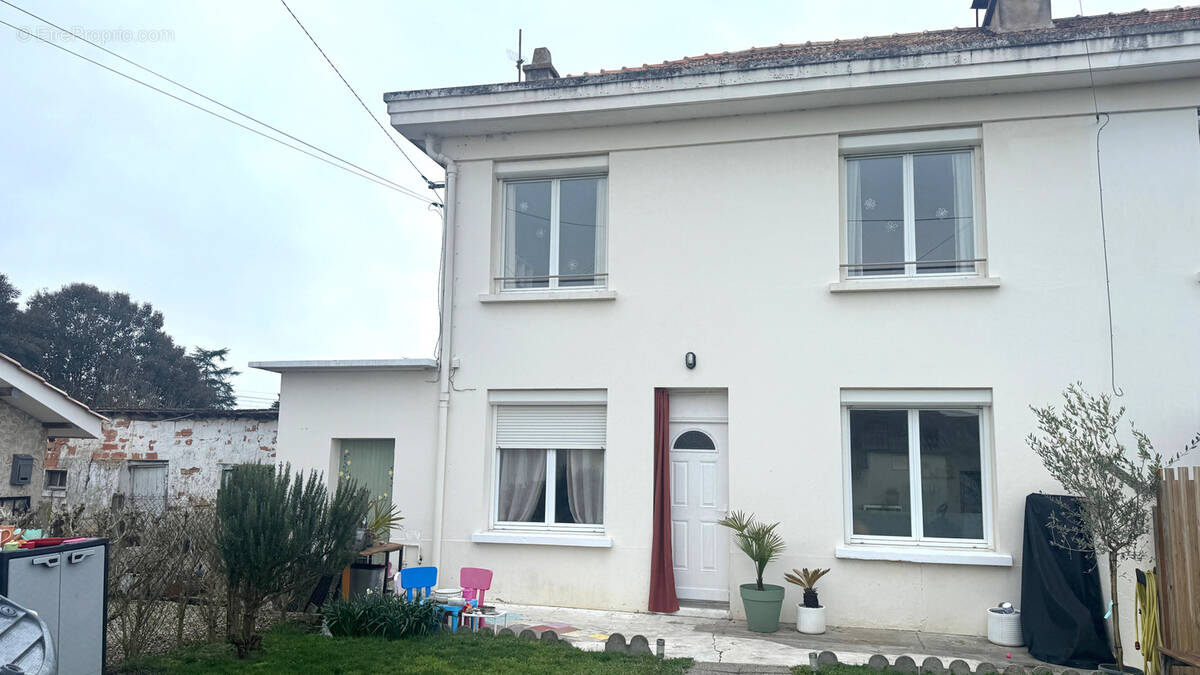 Maison à SAINTE-BAZEILLE