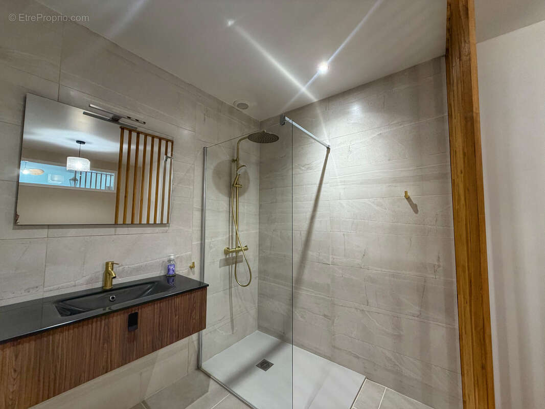 Appartement T2 entièrement rénové au centre ville de Saint Jean Pied de Port - photo 9