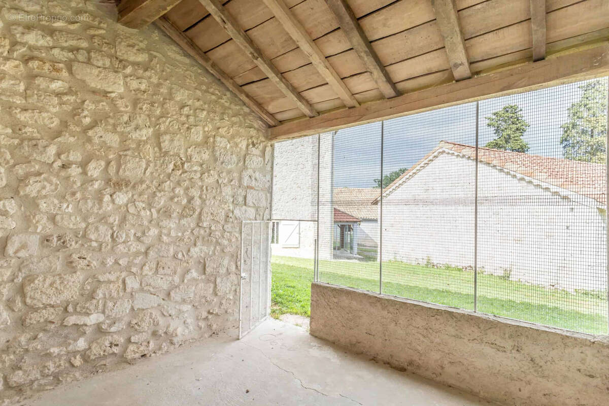 Country property with numerous outbuildings - photo 11