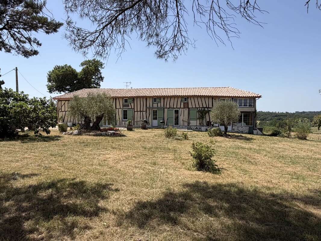 Maison T5 de 219m2 habitables nichée sur les hauteurs gersoises dans un environnement calme - photo 3