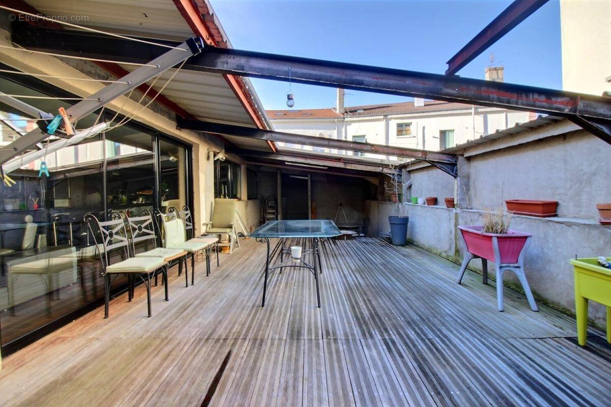 Appartement à LE CHAMBON-FEUGEROLLES