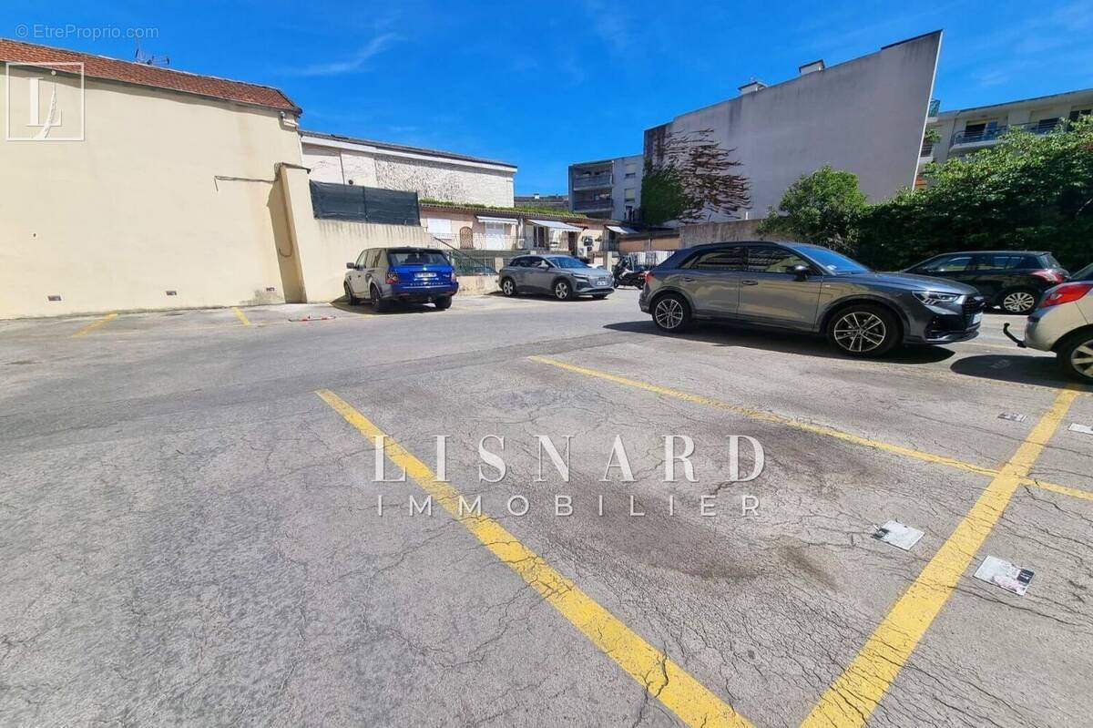 Parking à VALLAURIS