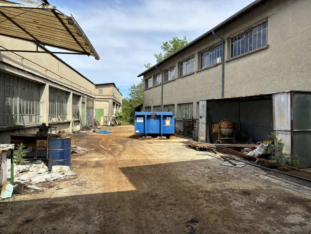 Commerce à VELAINES