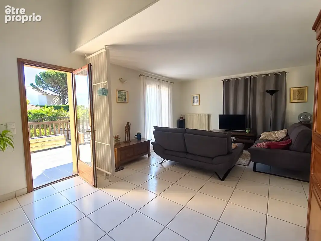Maison avec Piscine et garages - photo 3