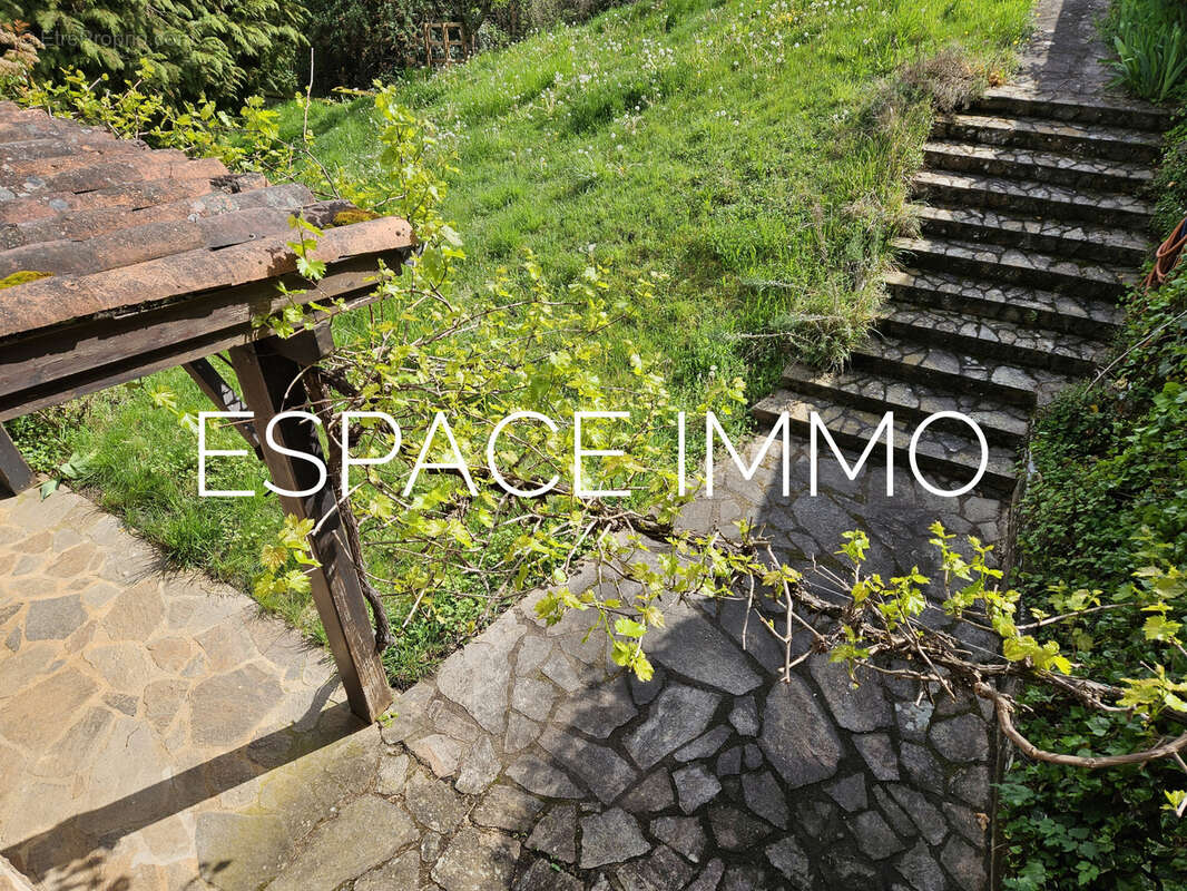 Maison à LIVINHAC-LE-HAUT