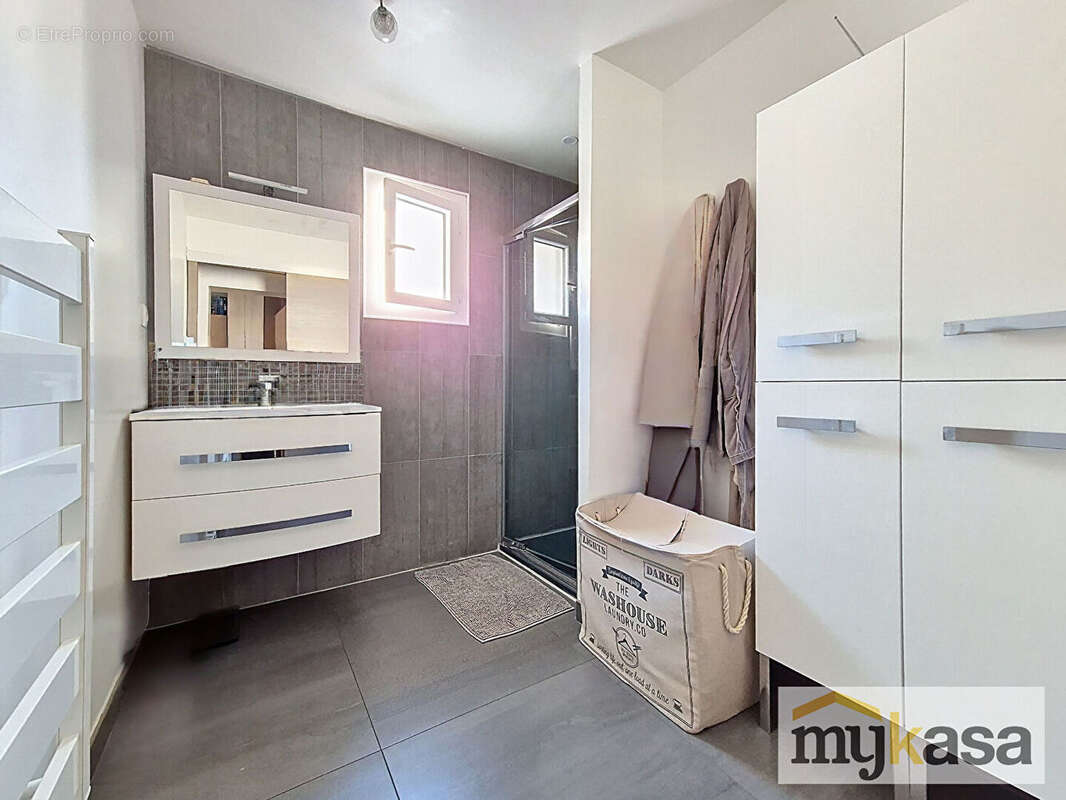 Maison à SAINT-MITRE-LES-REMPARTS