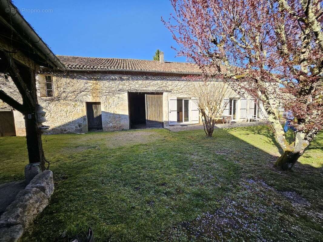 Maison à ANTONNE-ET-TRIGONANT