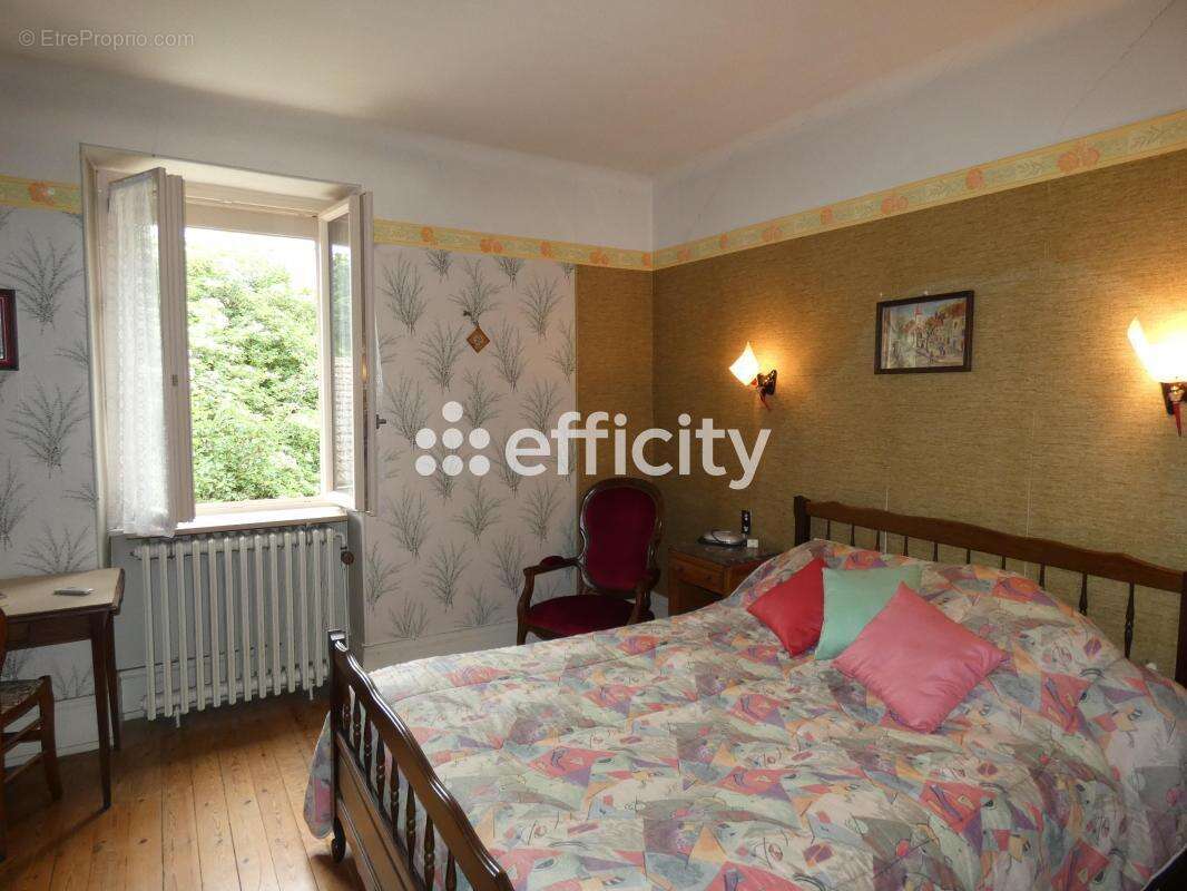 Maison à BELLENAVES