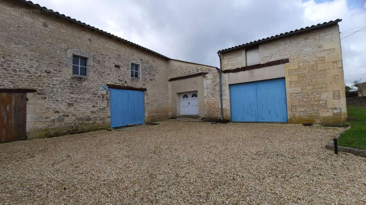 Charentaise rénovée, dépendances et piscine - photo 13
