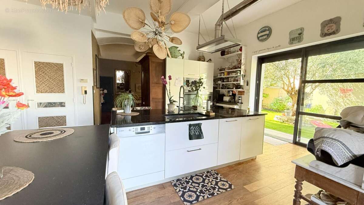 Demeure de caractère en pierres ! 320 m² habitables avec piscine sur une parcelle totale de 517m²+ Appartement T3 indépendant lo - photo 6