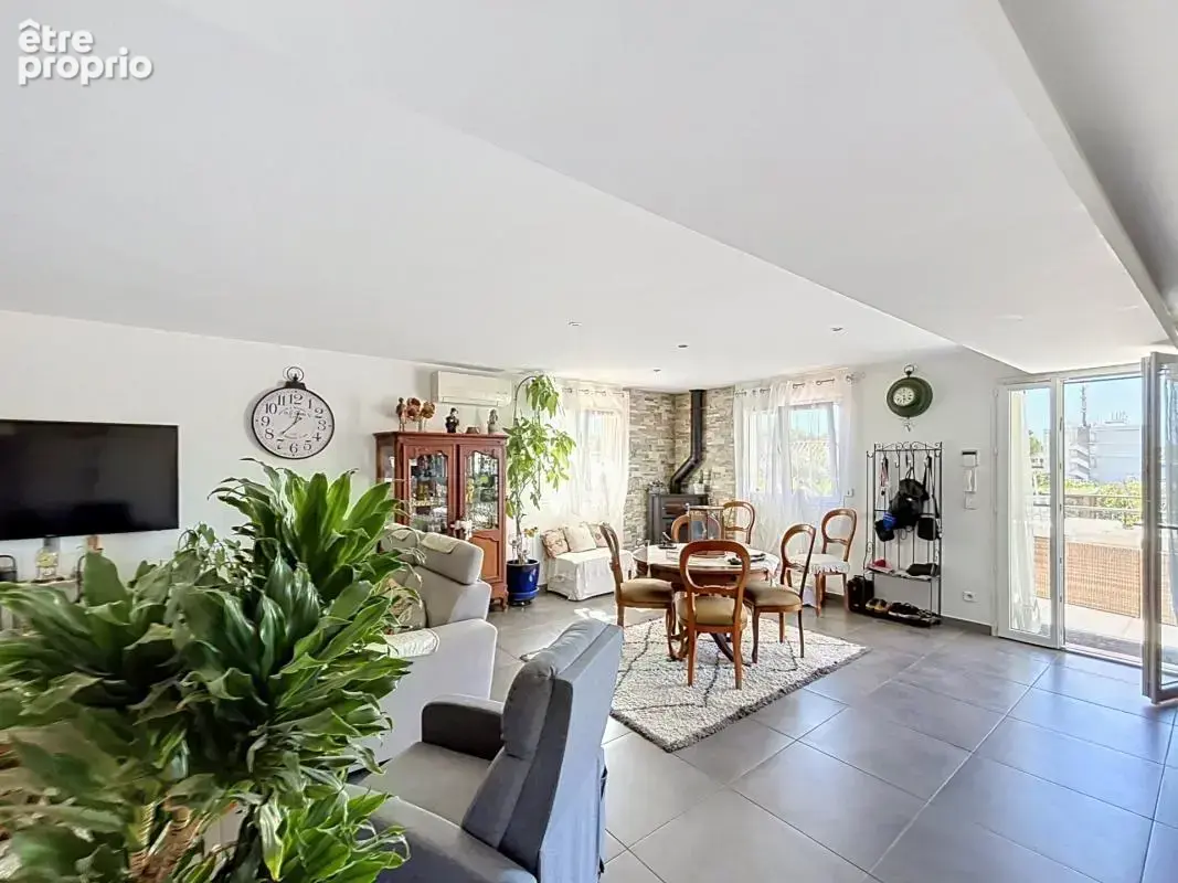 MARSEILLE 13e (Les Olives) – Propriété de 167 m² : Grande Maison Familiale ou Jusqu'à 4 Logements Indépendants Piscine Garages & - photo 2
