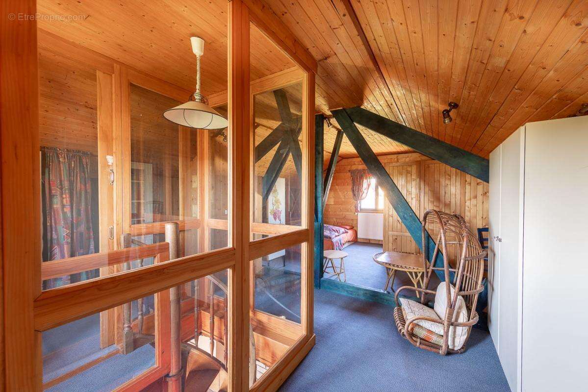 HURIGNY – Chalet suisse d'exception de 110m² sur 2 400 m² de terrain sans vis-à-vis – Fort potentiel de rénovation ! - photo 21