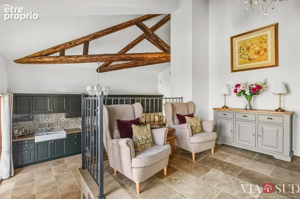 Une maison idéale pour profiter d'un environnement paisible tout en bénéficiant de beaux volumes et d'un extérieur propice à la  - photo 5