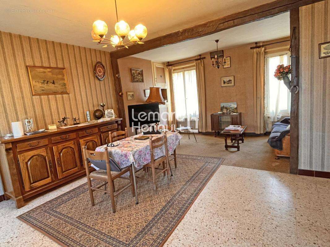 Maison et dépendances, 250 m² de plancher - photo 3