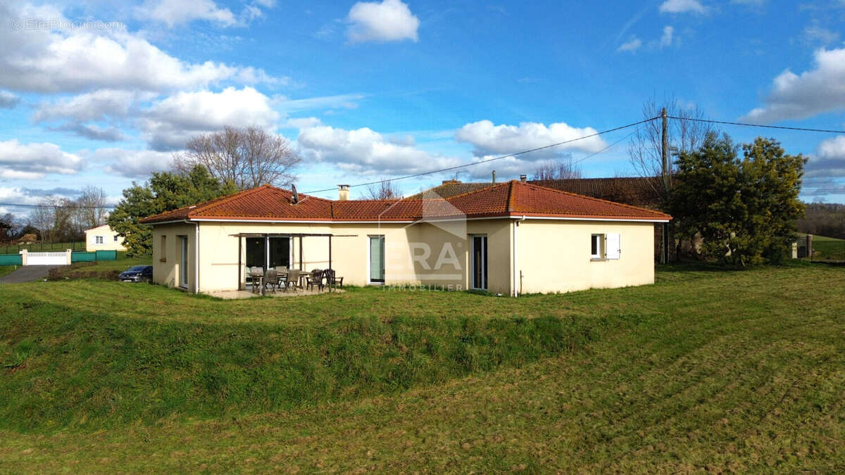 Maison à VILLECOMTAL-SUR-ARROS