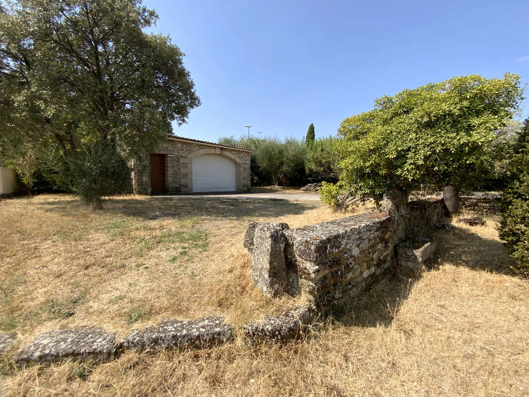 Maison en pierre à 4 km d' Uzès, jardin et grand garage. - photo 7