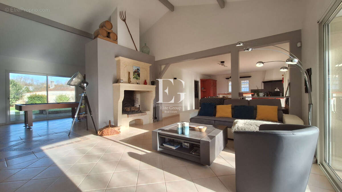 Maison à SAINT-MEME-LES-CARRIERES