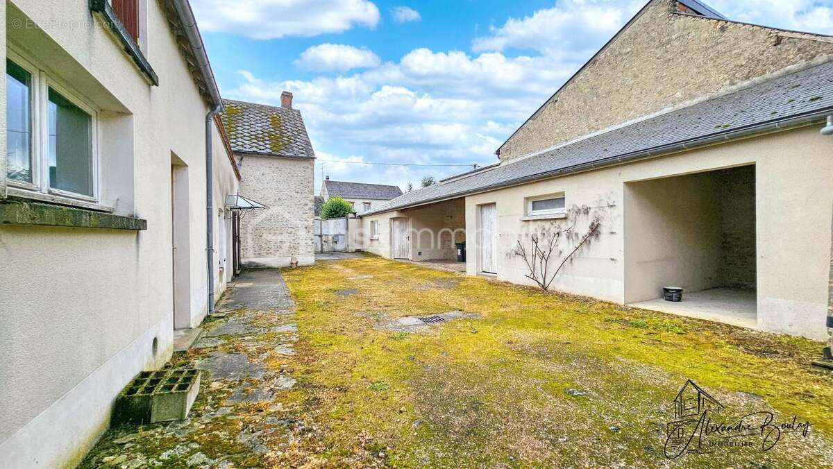 Maison en pierre à rénover – 141 m² – Dépendances – Terrain clos 645 m² - photo 20