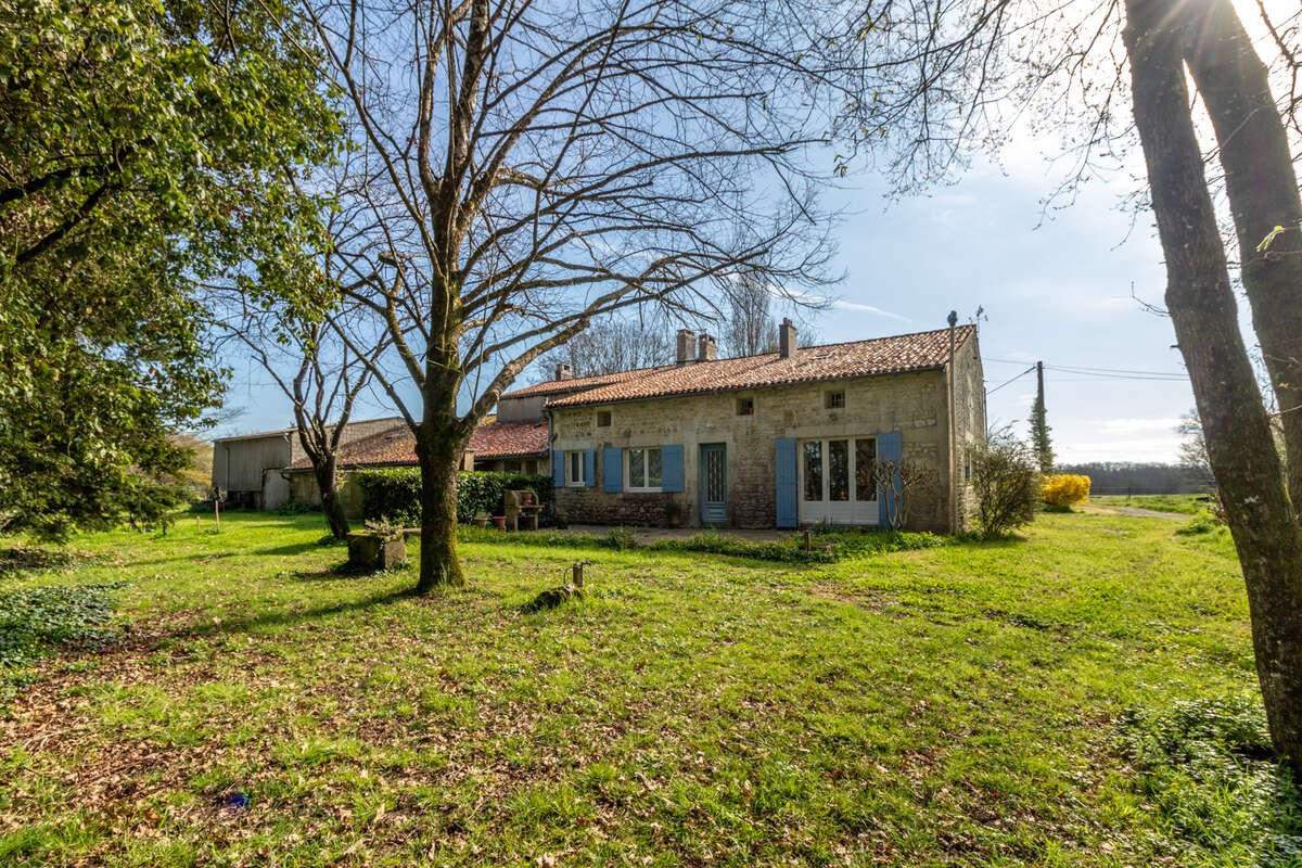 Maison à NIEUL-LES-SAINTES