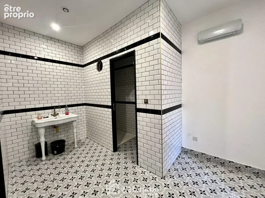 Une salle d'eau avec deux douches