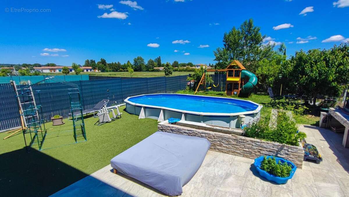 Maison à SAINT-CHAPTES