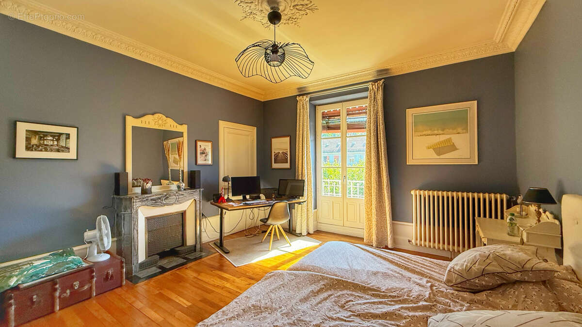 VOIRON - T4 de 117,10 m2 avec balcon, cave et galetas - photo 9