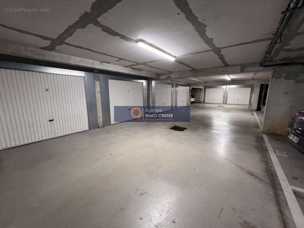Parking à CUERS
