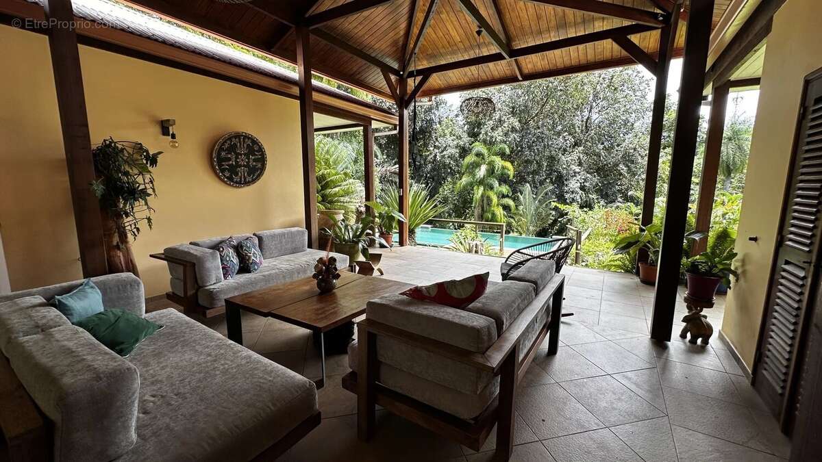 Maison à REMIRE-MONTJOLY