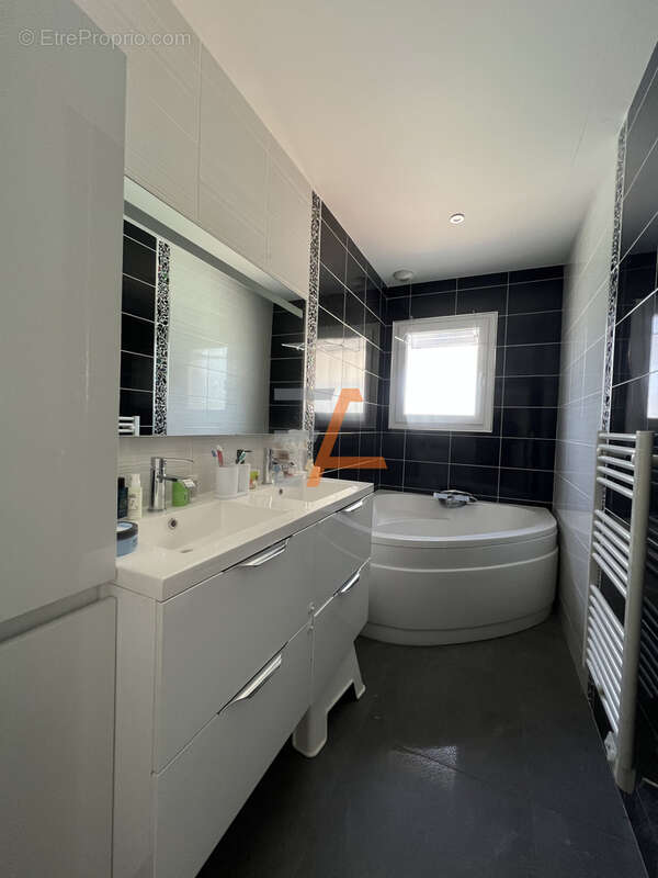 Maison individuelle contemporaine T5 RT 2012   112,38 m2  Piscine  Double garage Terrain de 670 m2 - photo 10